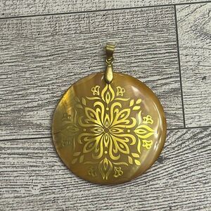 Shell Round Cut Pendant